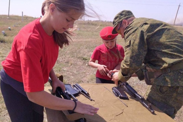 Учат пользоваться оружием: оккупанты в Мариуполе готовят детей к войне, мероприятия проводят регулярно. Видео