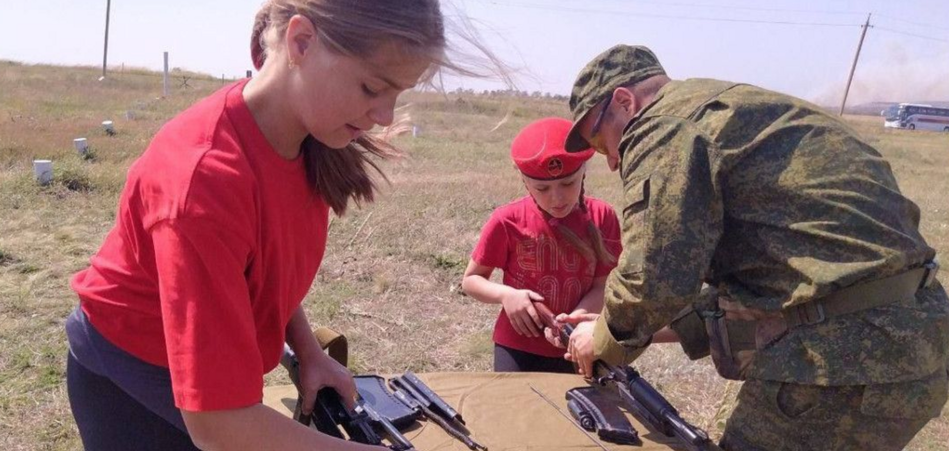 Учат пользоваться оружием: оккупанты в Мариуполе готовят детей к войне, мероприятия проводят регулярно. Видео