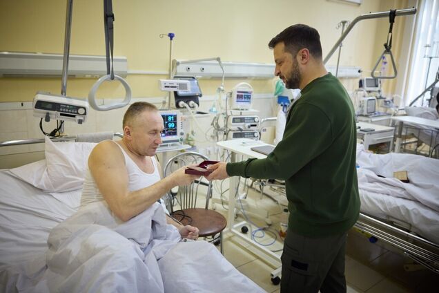 'Всегда честь': Зеленский в Черновцах посетил раненых воинов в госпитале. Фото и видео
