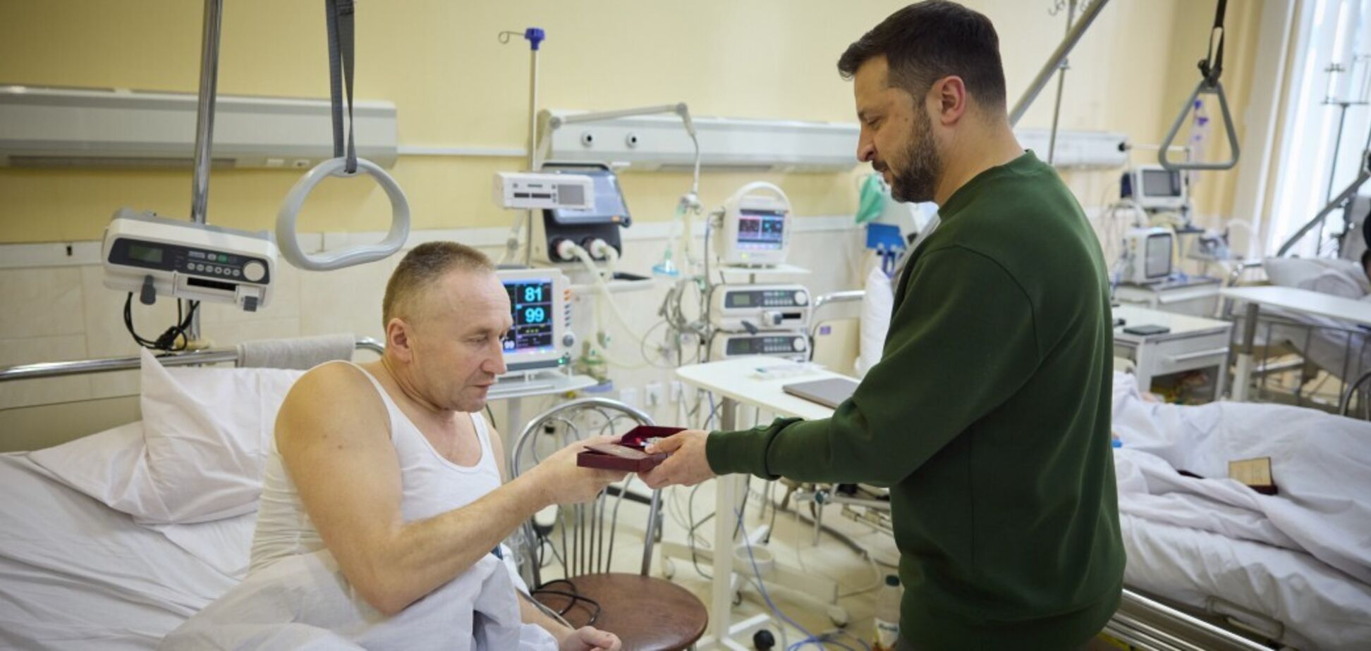 'Завжди честь': Зеленський у Чернівцях відвідав поранених воїнів у шпиталі. Фото і відео