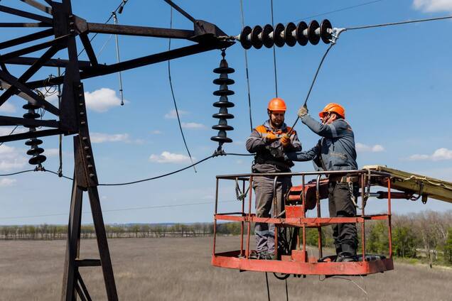 Энергетики работают над ликвидацией последствий российских обстрелов