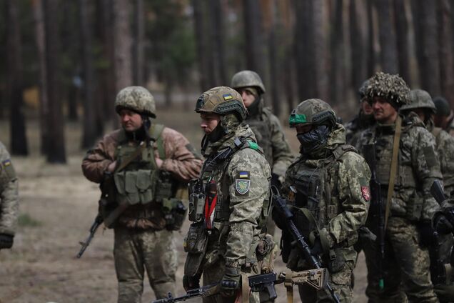 Перевозит до 300 кг груза: в ВСУ показали испытания наземного дрона 'Термит'. Видео