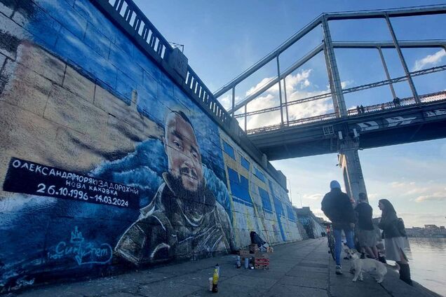 Побачити стінопис можна поблизу Пішохідного моста