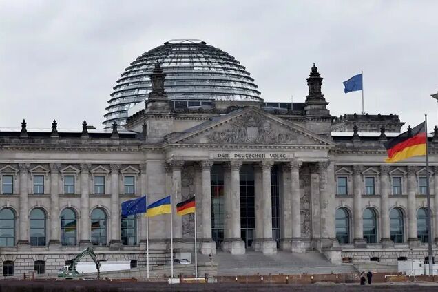 У Німеччині запровадять платіжні картки для біженців: як їх можна буде використовувати