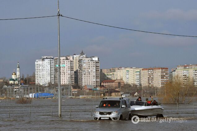 В российском Оренбурге объявили массовую эвакуацию: плывут уже высотки, а полеты с иконой не спасают. Видео и фото