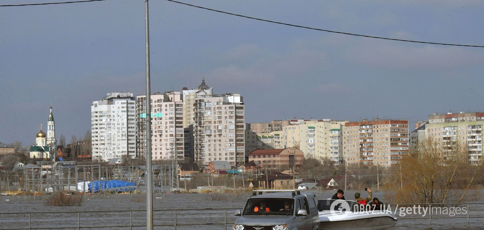 В российском Оренбурге объявили массовую эвакуацию: плывут уже высотки, а полеты с иконой не спасают. Видео и фото