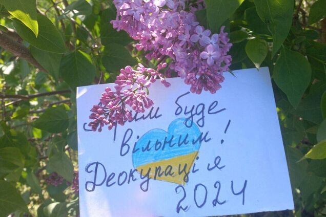 Крим – це Україна: активісти руху 'Жовта стрічка' влаштували протест в окупації та спалили прапори РФ