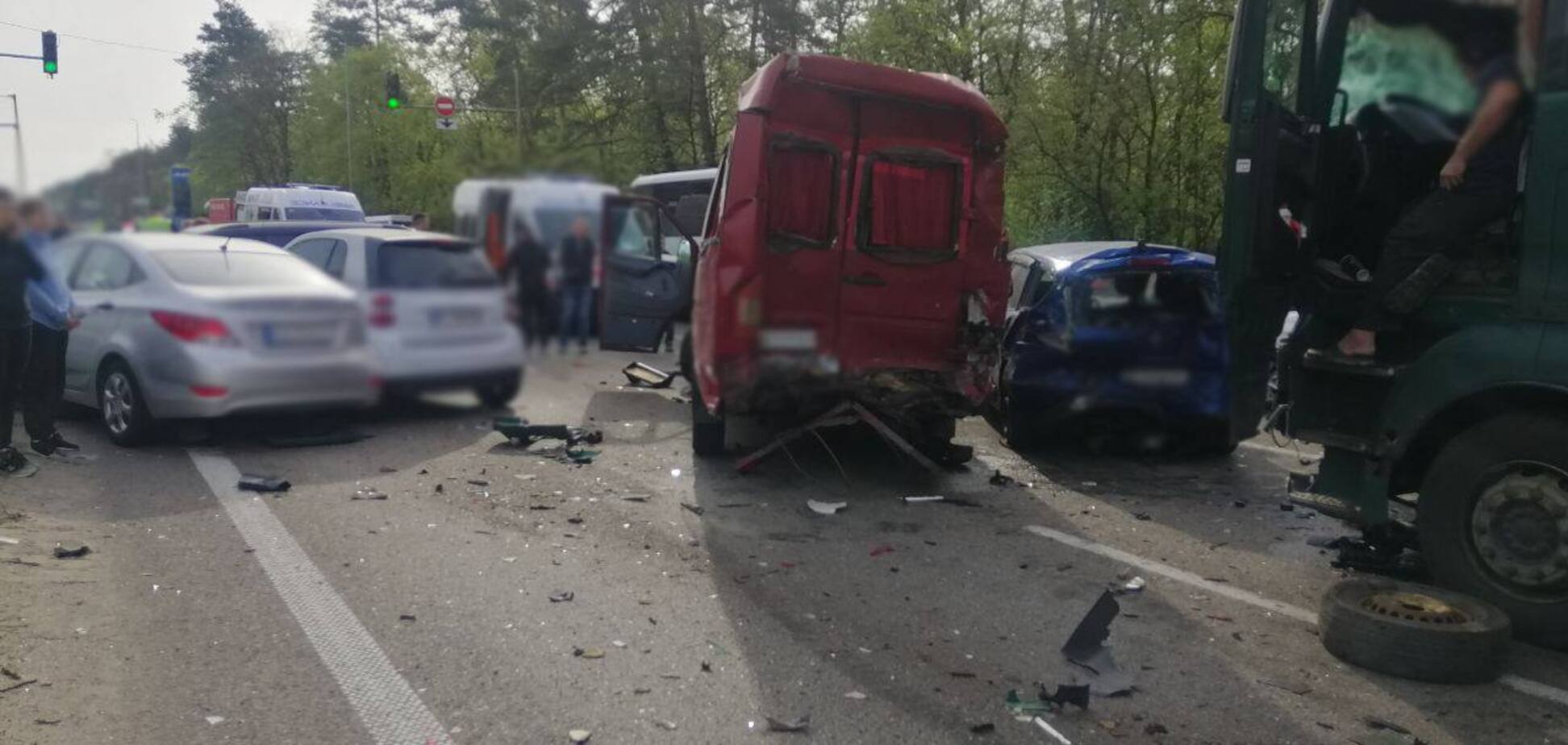 В Киеве произошло ДТП, в котором столкнулись шесть автомобилей: много пострадавших. Фото
