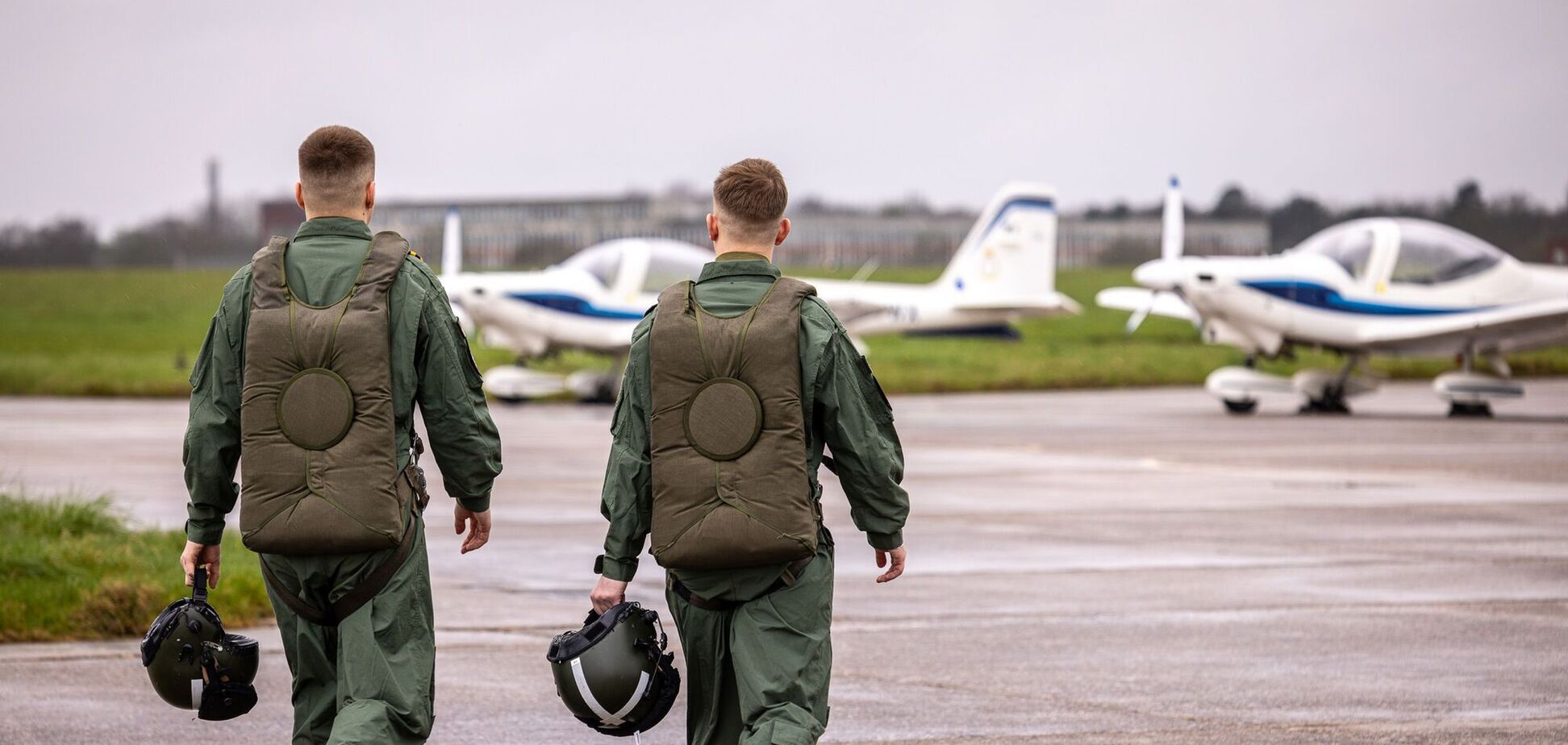 Первые украинские пилоты закончили обучение в Британии: что дальше