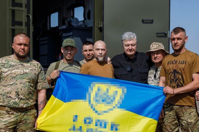 Порошенко привез штурмовикам 'Да Винчи' FPV-дроны 'Пегас' и ремонтную мастерскую