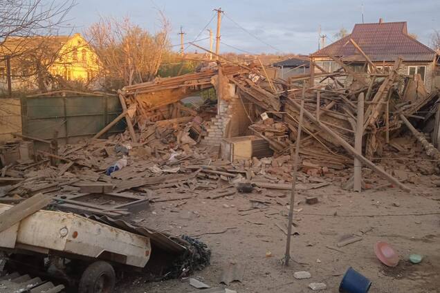 На Харківщині окупанти повністю зруйнували будинок: з-під завалів дістали два тіла