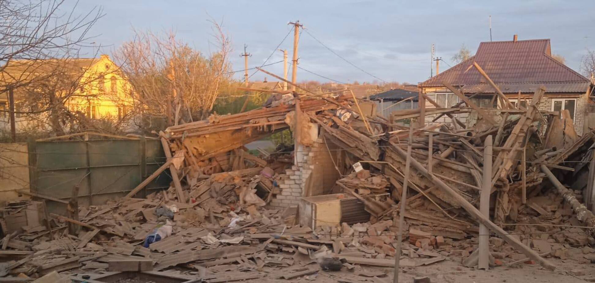 В Харьковской области оккупанты полностью разрушили дом: из-под завалов достали два тела