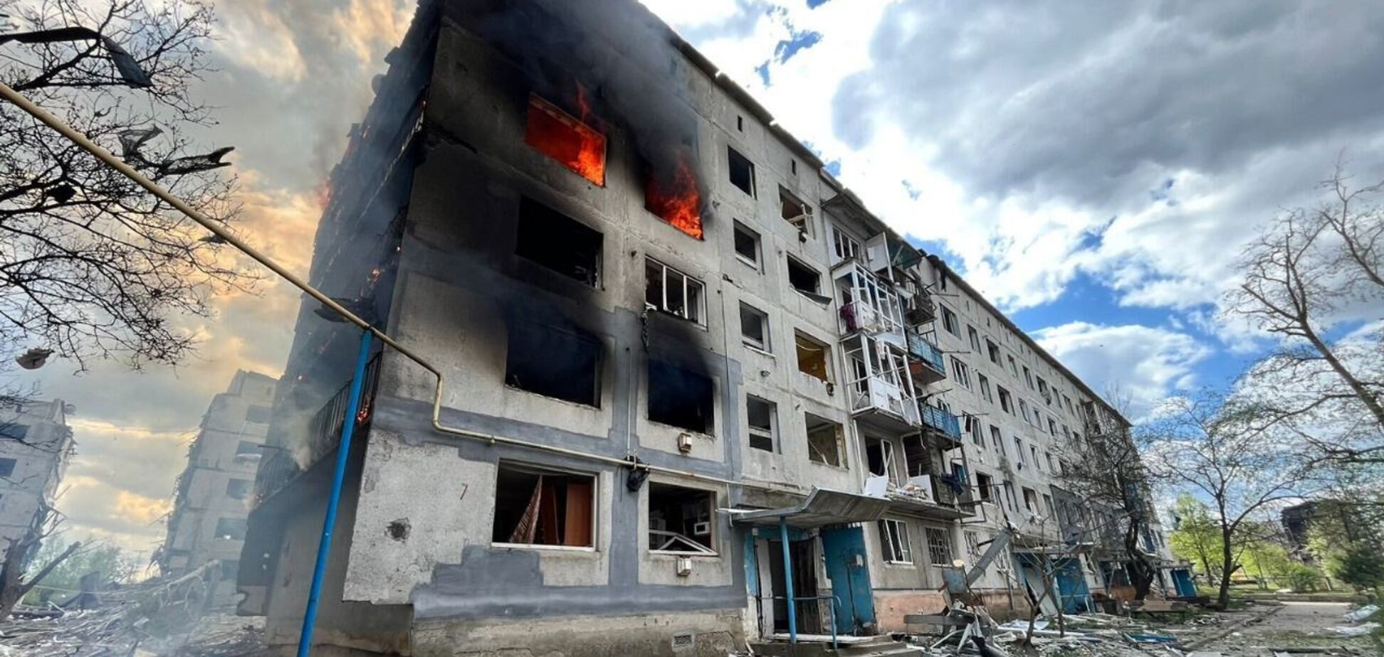 Войска РФ сбросили авиабомбу на 5-этажку в Донецкой области: есть жертва и раненые. Фото