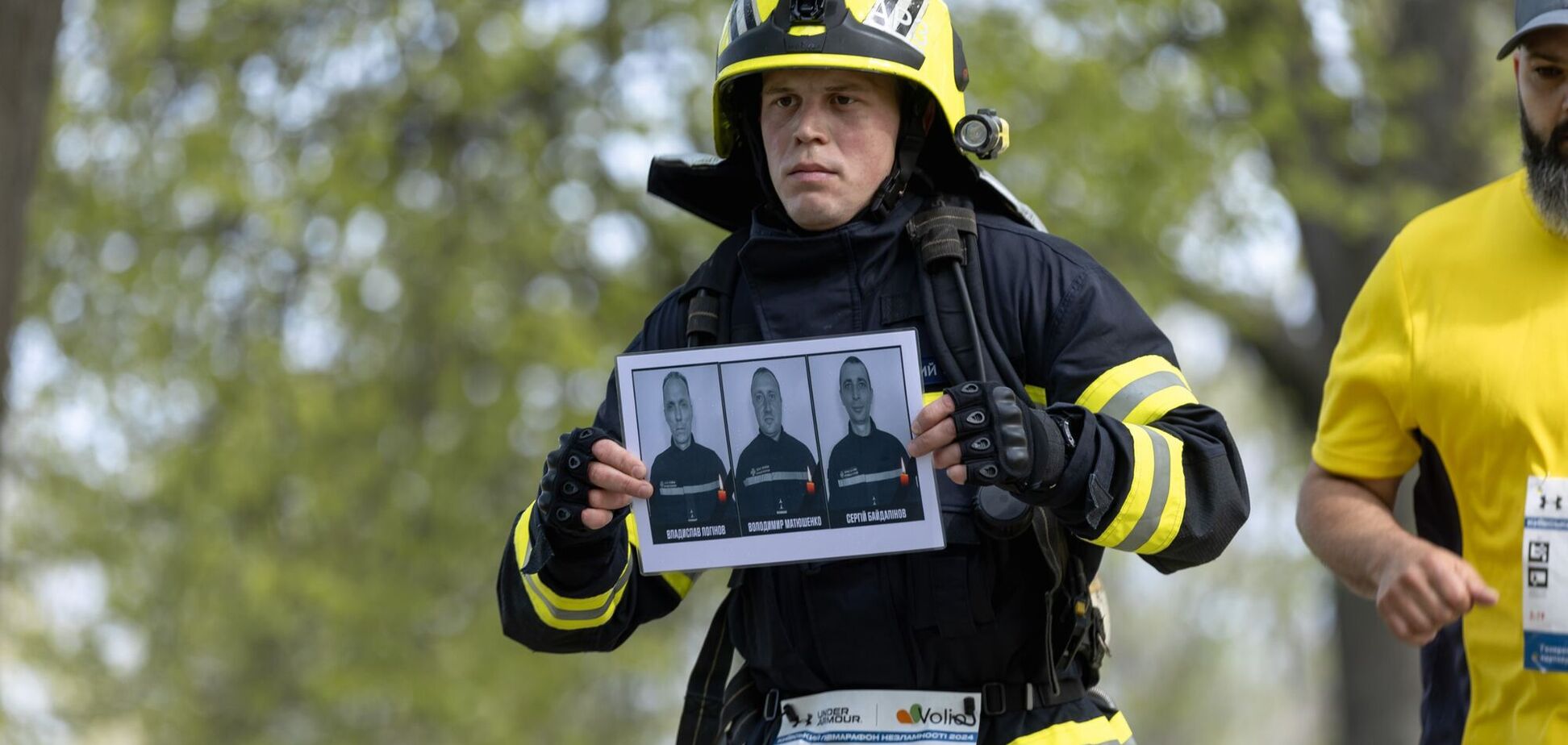 Полтавський рятувальник пробіг 21 км, тримаючи портрети загиблих колег із Харкова. Щемливі фото