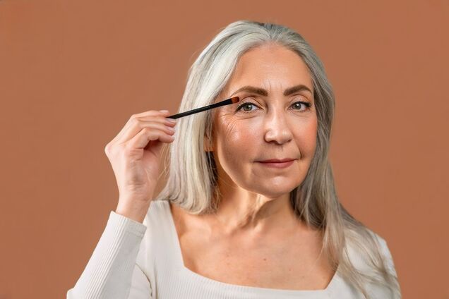 Надо всего 10 секунд: лайфхак от визажиста, как 'сбросить' 10 лет