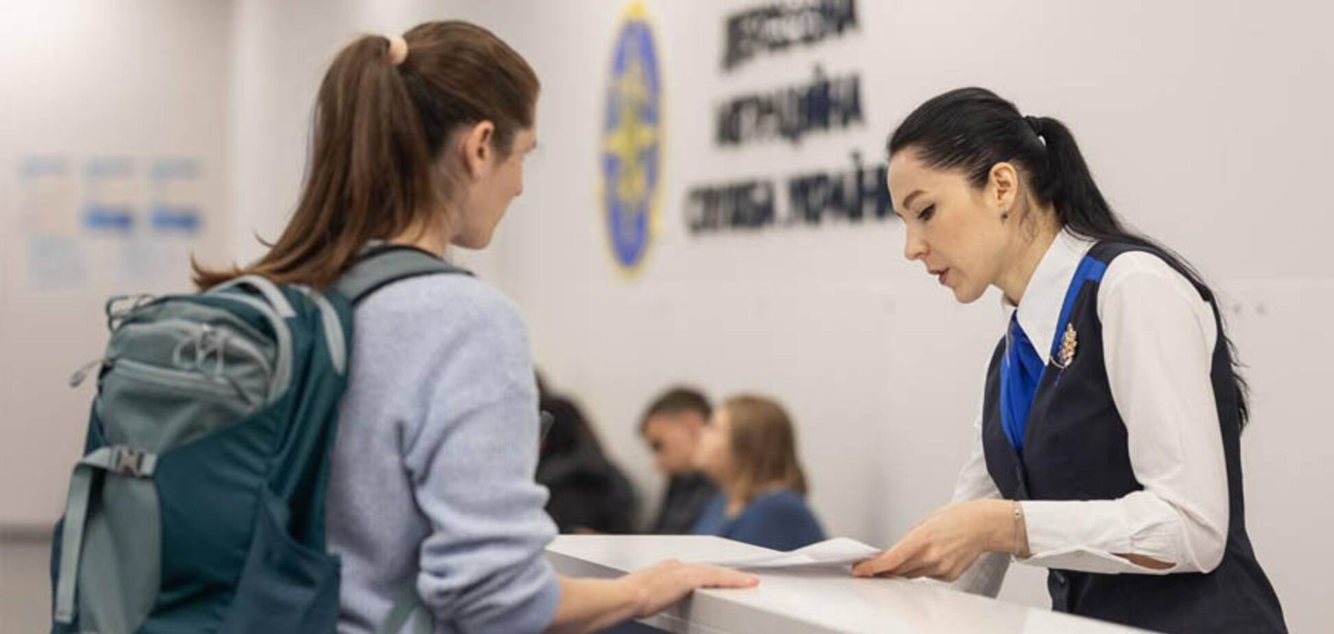 Черг більше не буде: Україна запровадила нову процедуру оформлення паспорта за кордоном