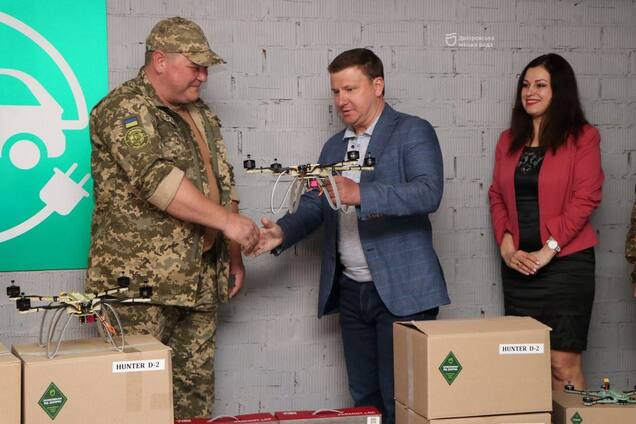 Военные получили от днепрян 40 FPV-дронов и тепловизионные прицелы и средства бесперебойной связи