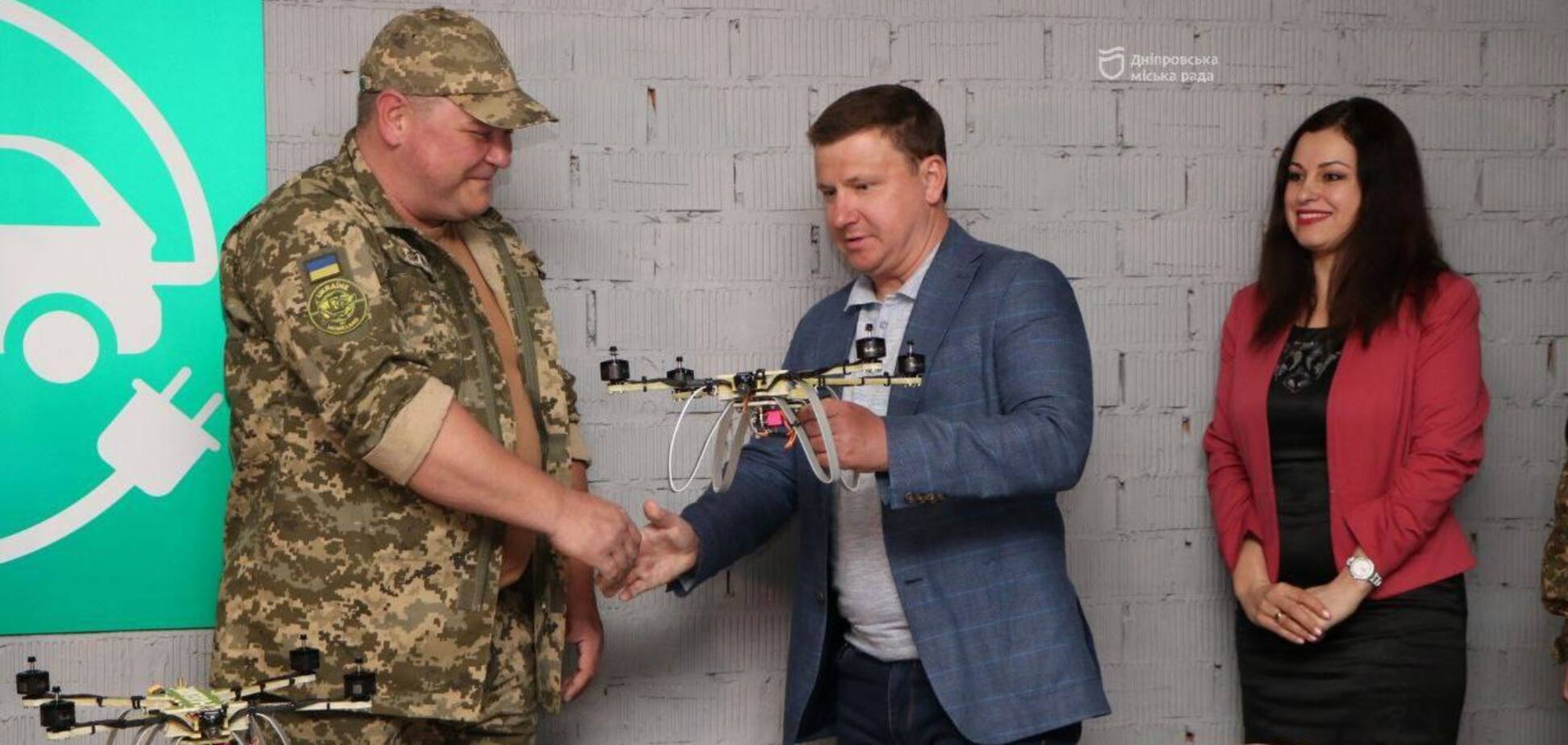 Дніпро передав на фронт FPV-дрони, тепловізійні приціли та засоби безперебійного звʼязку