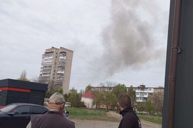 В оккупированном Бердянске прогремели взрывы, виднеется дым. Фото