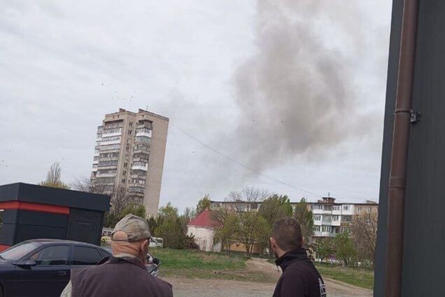 В окупованому Бердянську прогриміли вибухи, видніється дим. Фото