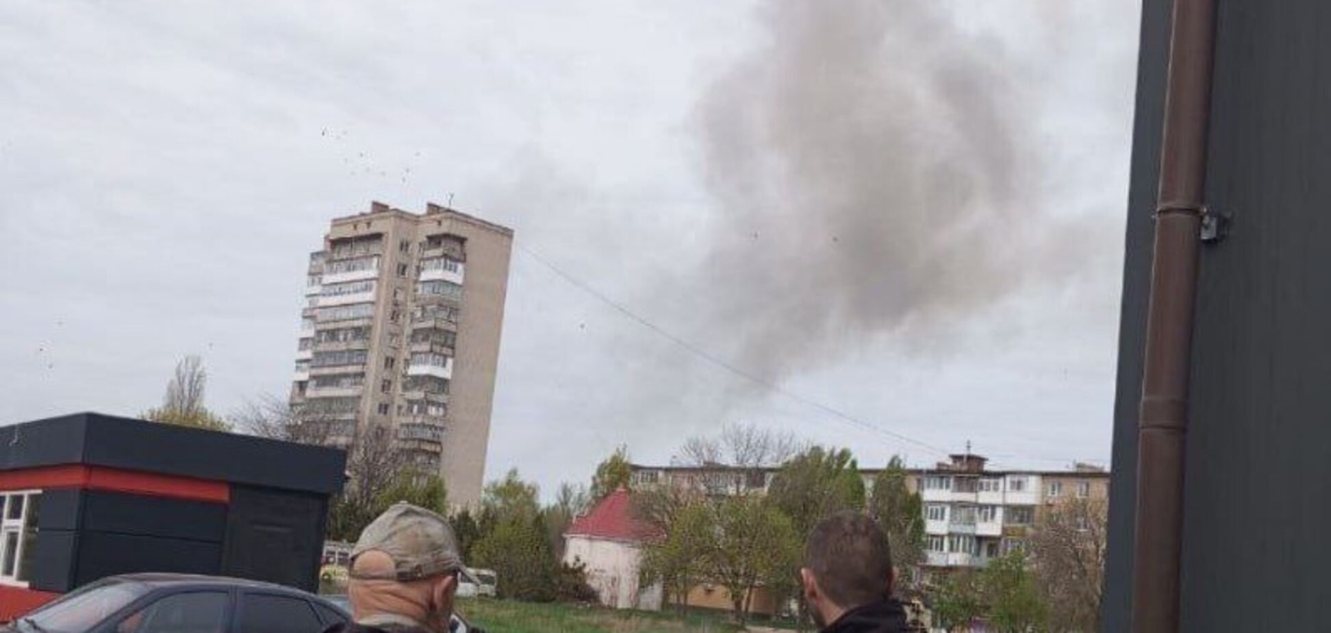 В окупованому Бердянську прогриміли вибухи, видніється дим. Фото