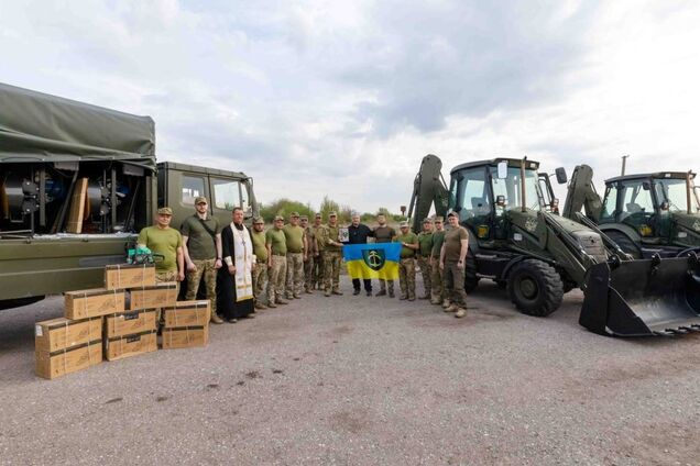 Здесь самое горячее направление войны: Порошенко передал инженерным подразделениям на восточный фронт спецтехнику для постройки фортификаций