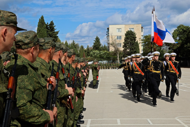 Оккупанты в захваченном Крыму хотят призвать в ряды своей армии 15 тыс. человек: появились подробности