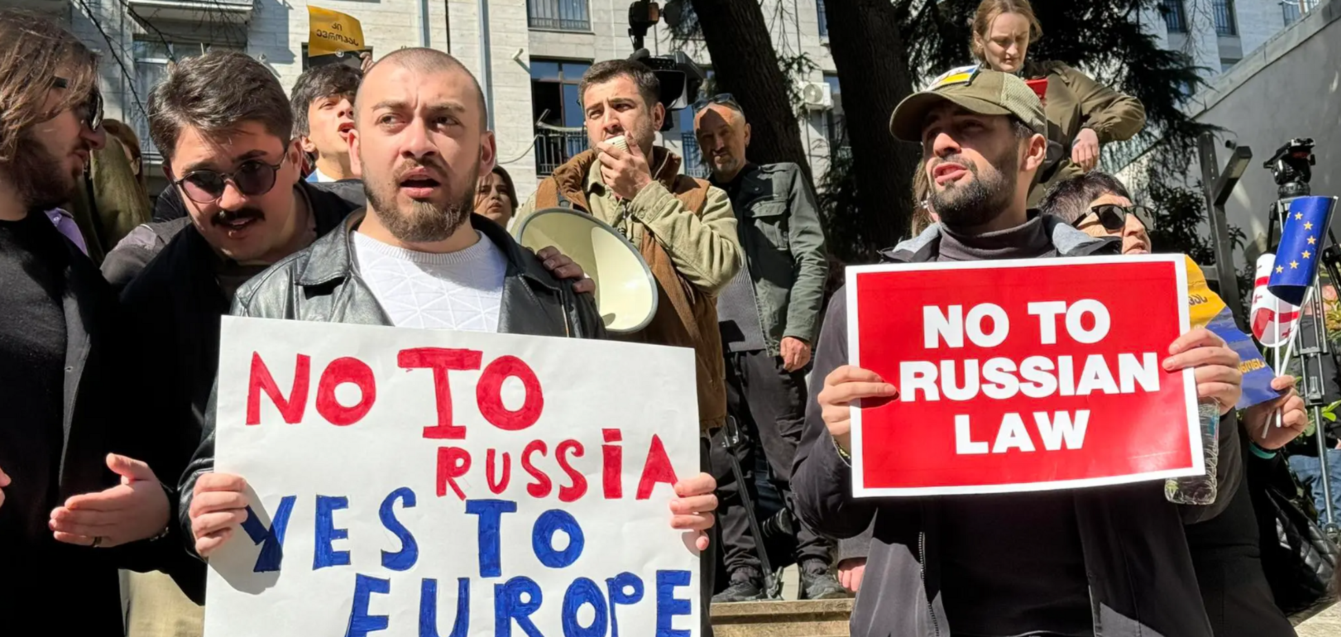 'Нет России, да Европе': в Тбилиси вспыхнули протесты против закона об 'иноагентах', в парламенте произошла драка. Фото и видео