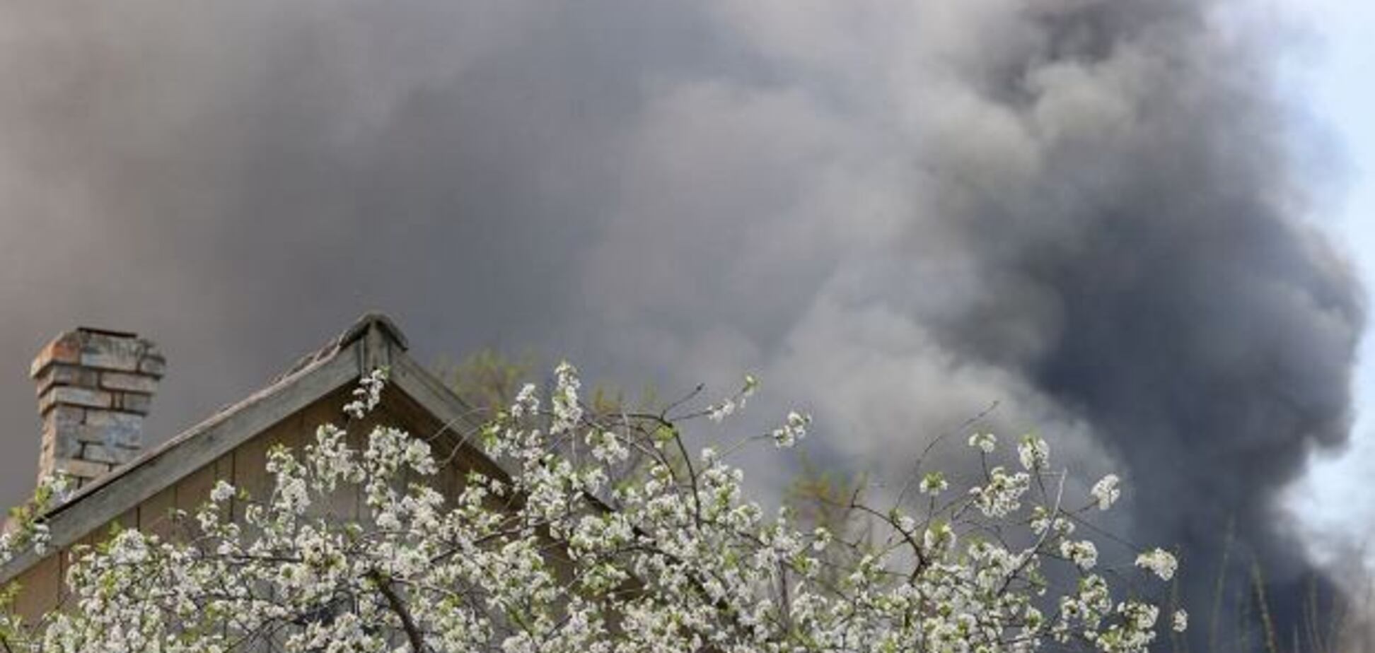 Повреждено по меньшей мере одно здание: появились спутниковые фото последствий удара по заводу в Луганске