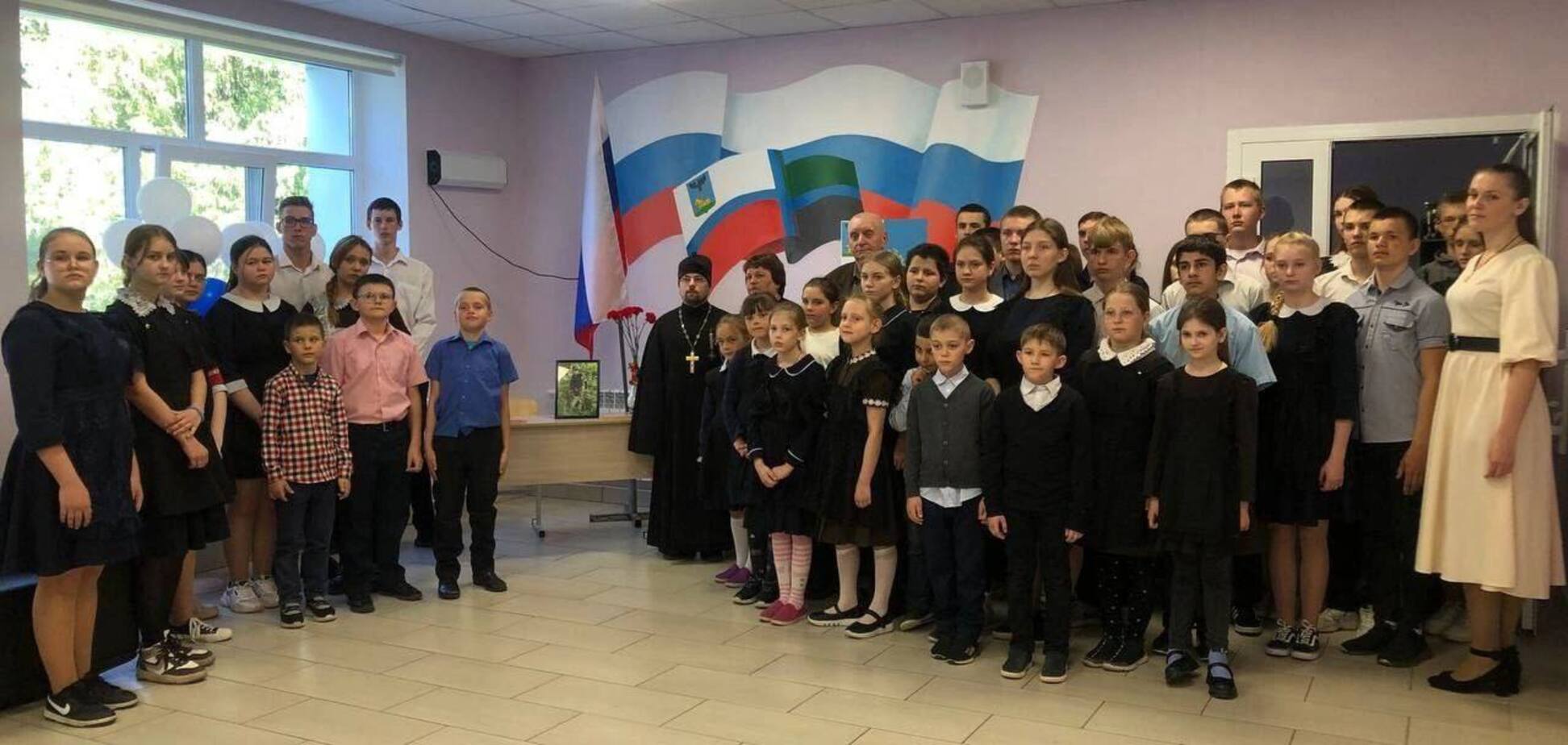 У російській школі відкрили 'парту героя' на честь найманця 'Шторм Z', який жорстоко вбив жінку. Фото 