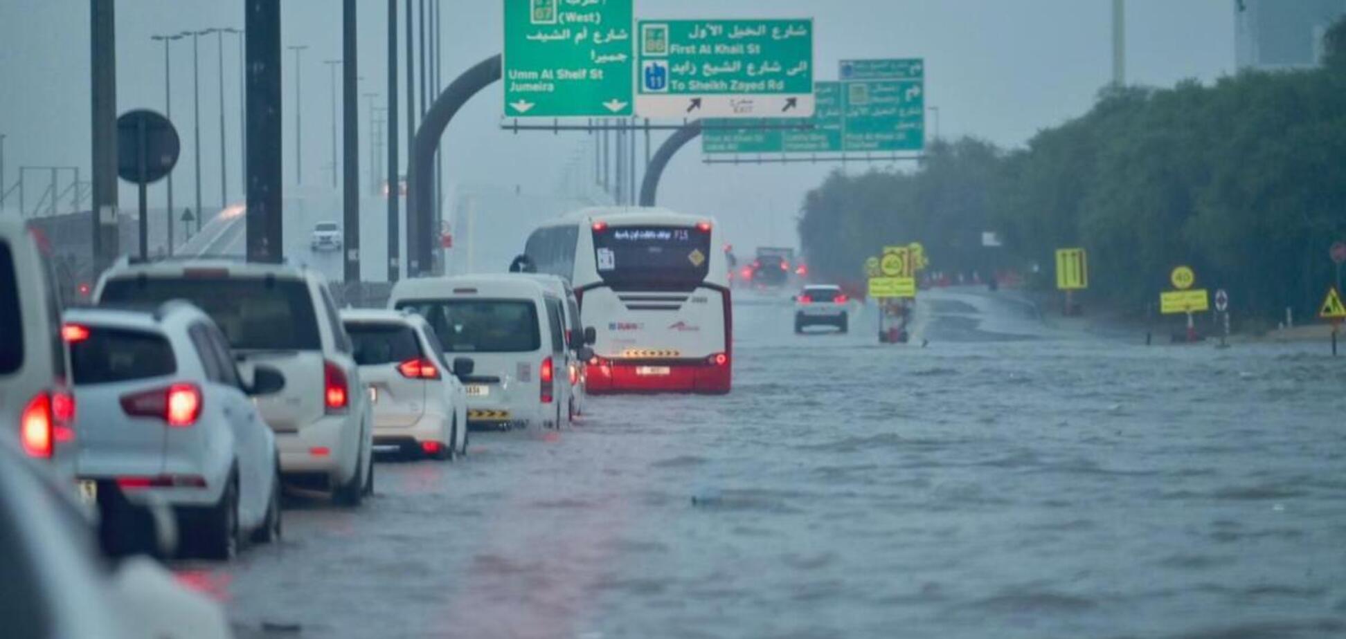 Дубай накрыли мощный ураган и ливень: плавают даже самолеты. Видео