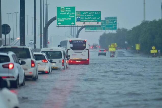 Дубай накрыли мощный ураган и ливень: плавают даже самолеты. Видео