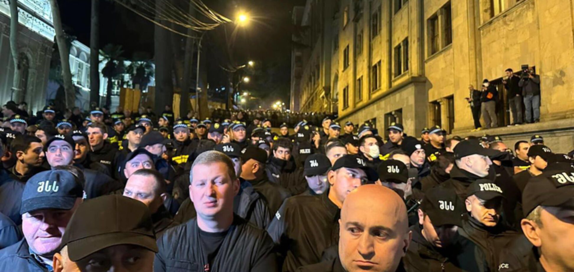 В Тбилиси полиция начала задерживать протестующих против закона об 'иноагентах'. Видео