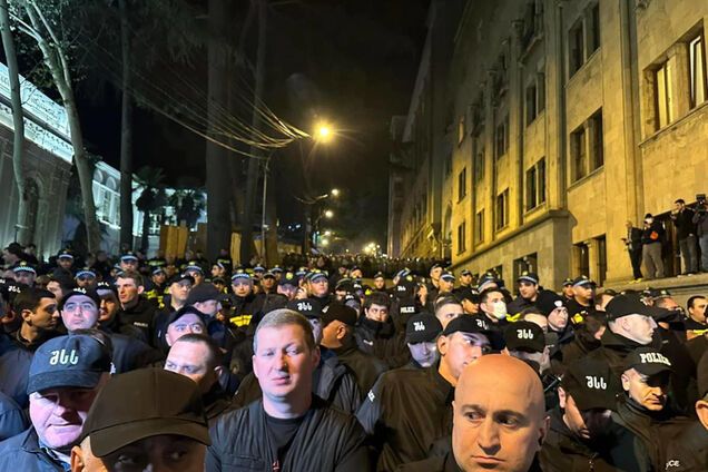 В Тбилиси полиция начала задерживать протестующих против закона об 'иноагентах'. Видео
