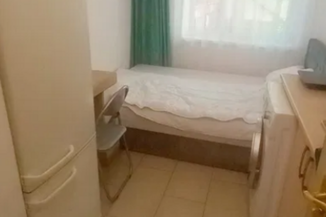 В Украине сдают в аренду квартиру на 12 'квадратов' со стиральной машинкой у кровати