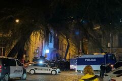 В Грузии продолжаются протесты против закона об 'иноагентах': силовики глушат связь и используют водометы. Видео