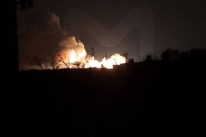 У Джанкої пролунали вибухи: спалахнула потужна пожежа у районі військового аеродрому. Фото і відео