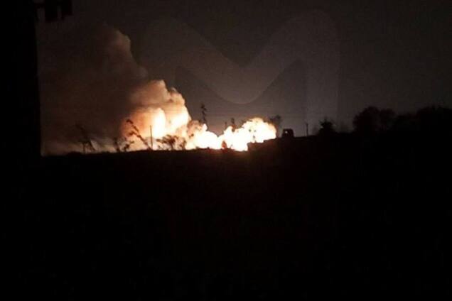 В Джанкое раздались взрывы: вспыхнул мощный пожар в районе военного аэродрома. Фото и видео