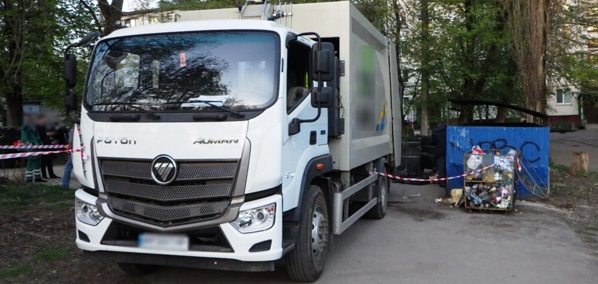 В Житомире мусоровоз убил мужчину, который спал в мусорном баке. Фото