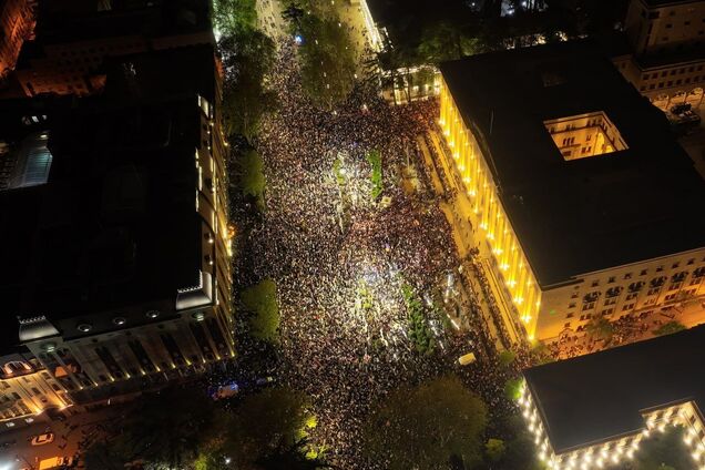 В Грузии не стихают протесты: на улицы вышли тысячи людей, требуют отменить закон об 'иноагентах'. Фото и видео