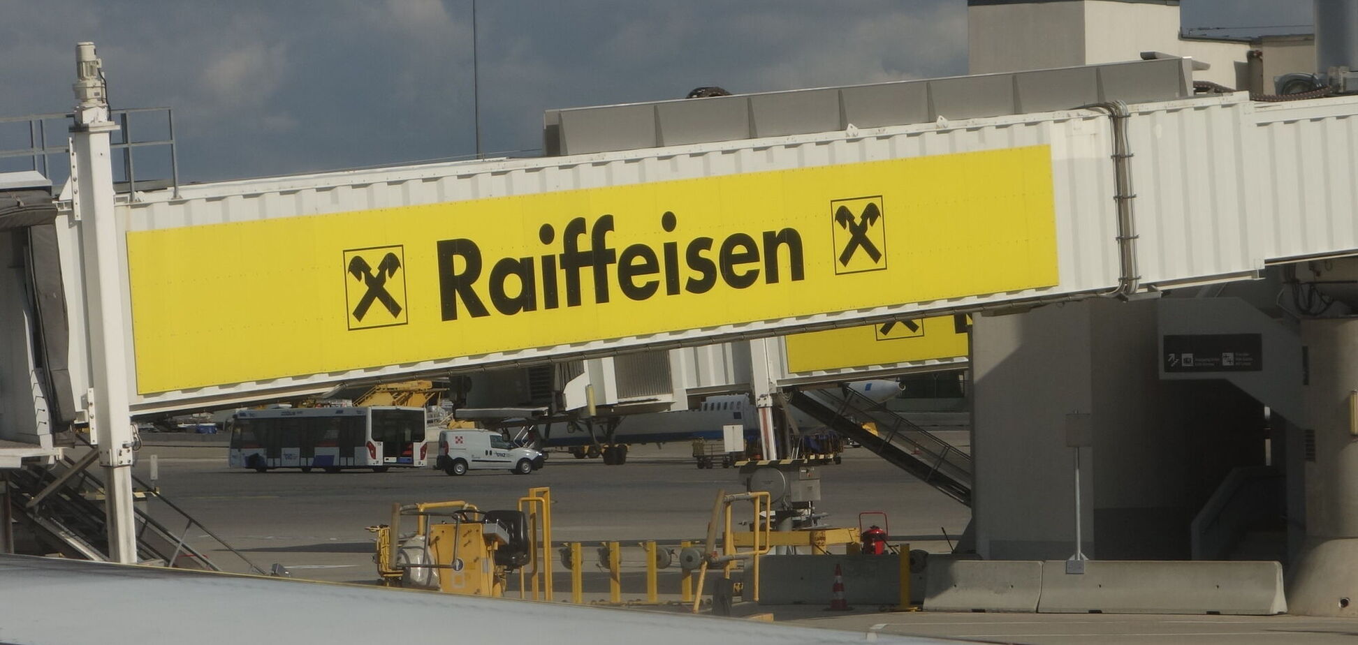 Австрийский банк приостановил выход из России