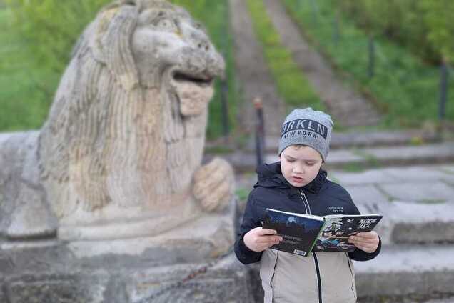 Книги под залог и повестка в отместку: как в Украине до сих пор дискриминируют внутренних переселенцев