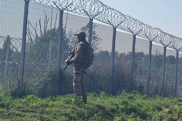 Колючая проволока и бетонные блоки: страны Балтии укрепляют границу с Россией – FT