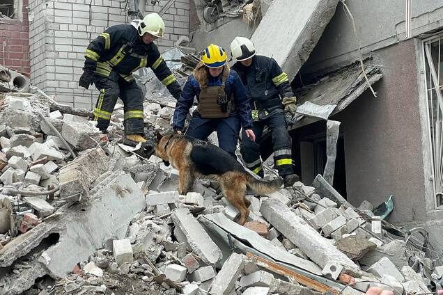 Число погибших в результате удара РФ по Чернигову возросло до 18 человек: аварийно-спасательные работы завершены. Фото