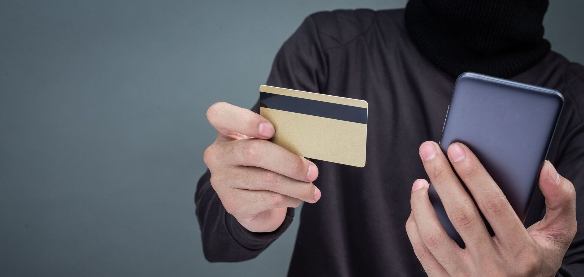 Иллюстрация мошенник с телефоном и банковской картой