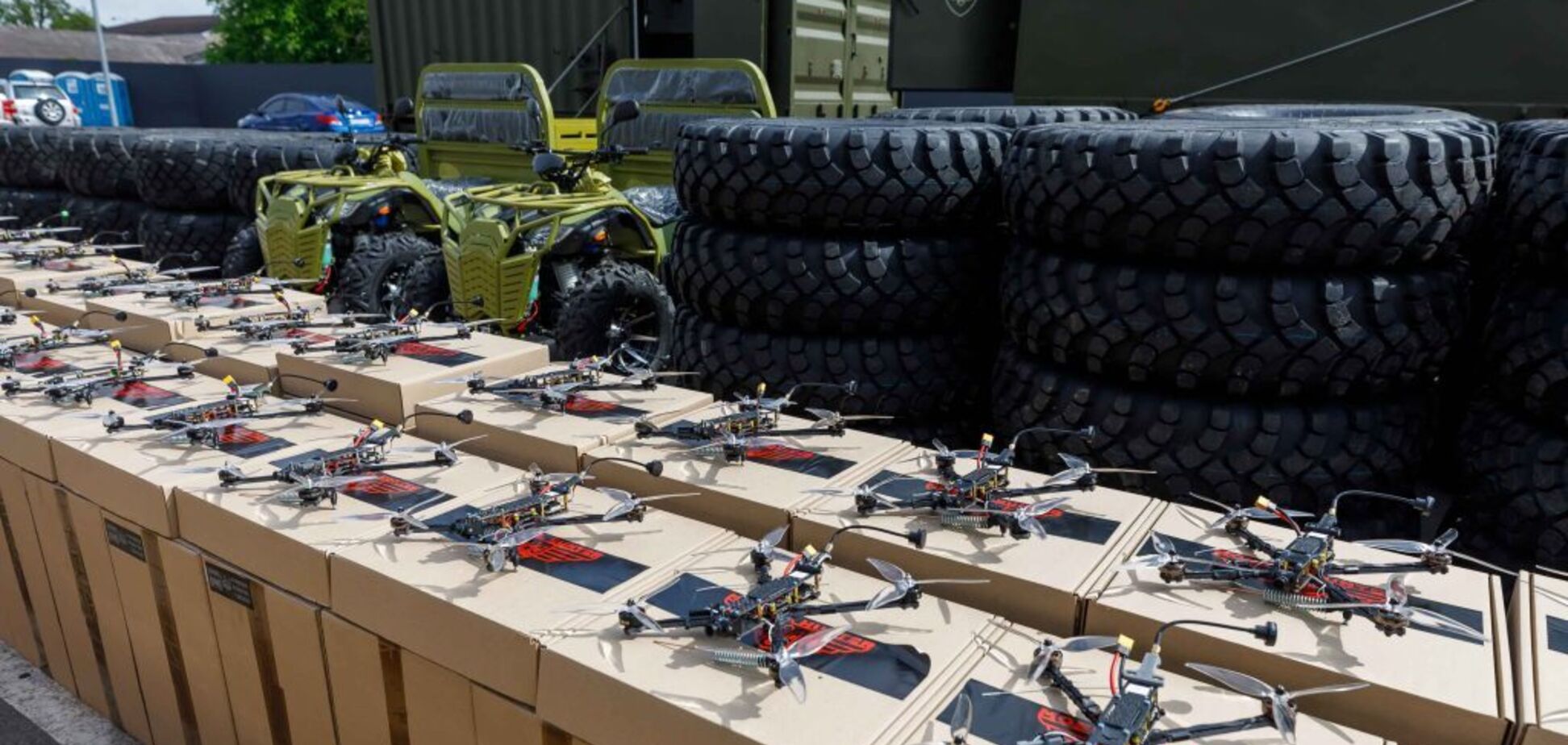 Евакуаційні квадроцикли, FPV-дрони та зарядні станції для РЕБ: воїни на фронті отримають нову допомогу від Фонду Порошенка