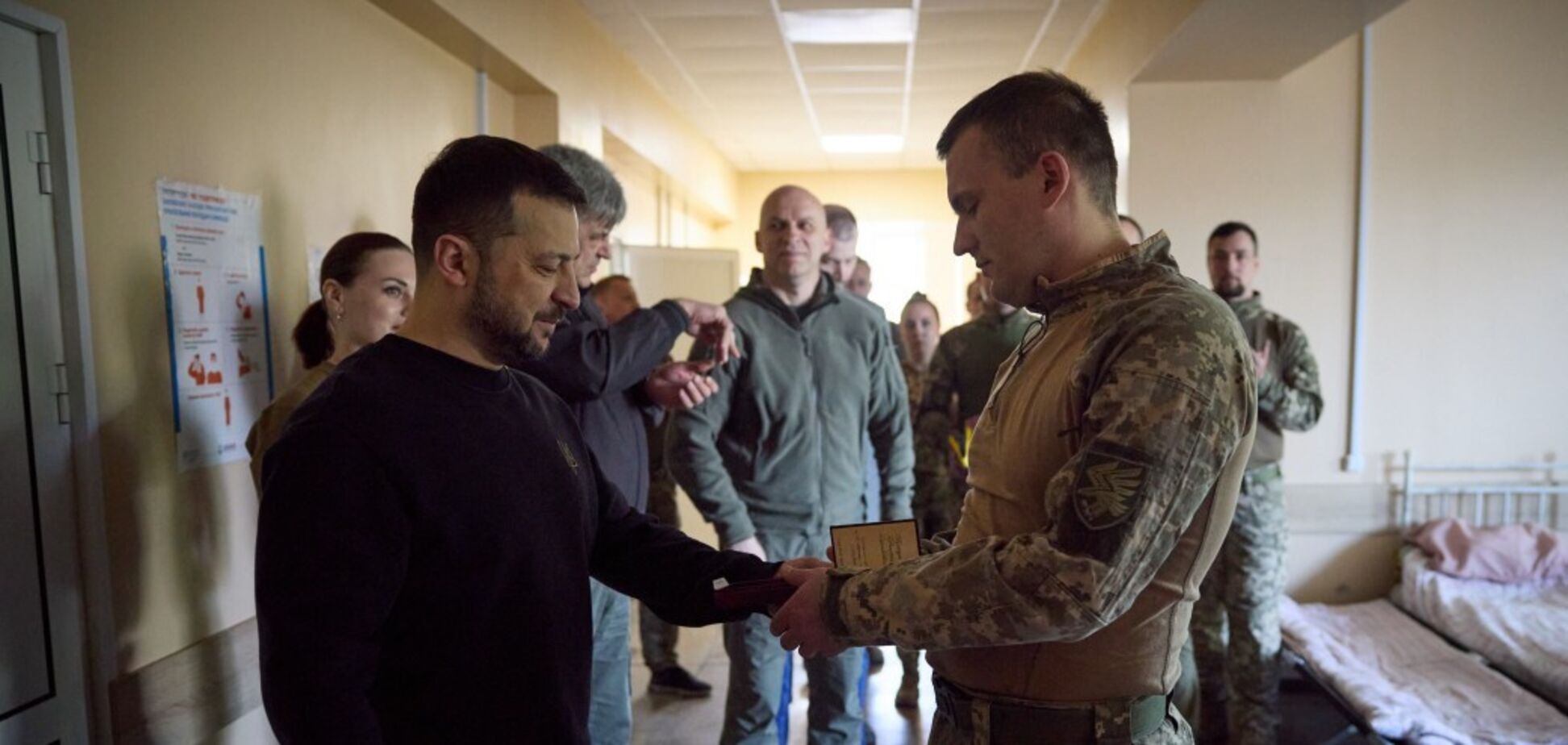 'Наша держава пишається тим, що має таких воїнів': Зеленський відвідав захисників на Донеччині і вручив нагороди. Відео