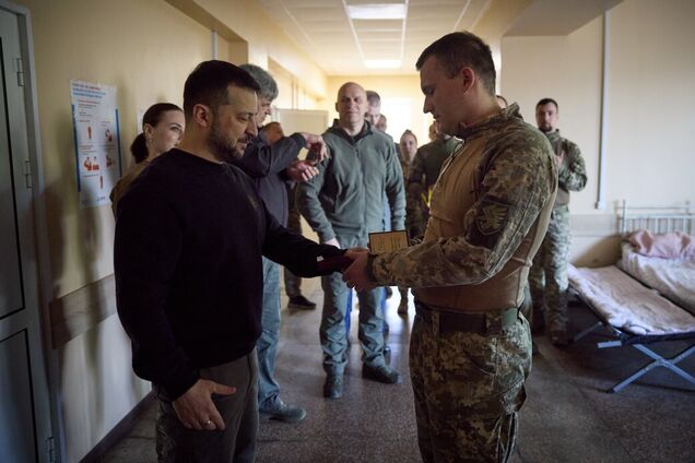 'Наше государство гордится тем, что имеет таких воинов': Зеленский посетил защитников Донецкой области и вручил награды. Видео