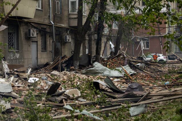 Понівечені квартири, авто та дитячий майданчик: як виглядає двір пошкодженого ударом РФ будинку в Дніпрі. Відео
