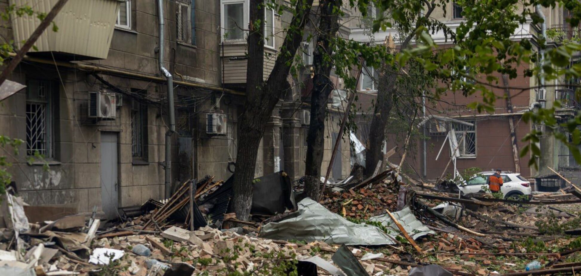 Изуродованные квартиры, авто и детская площадка: как выглядит двор поврежденного ударом РФ дома в Днепре. Видео